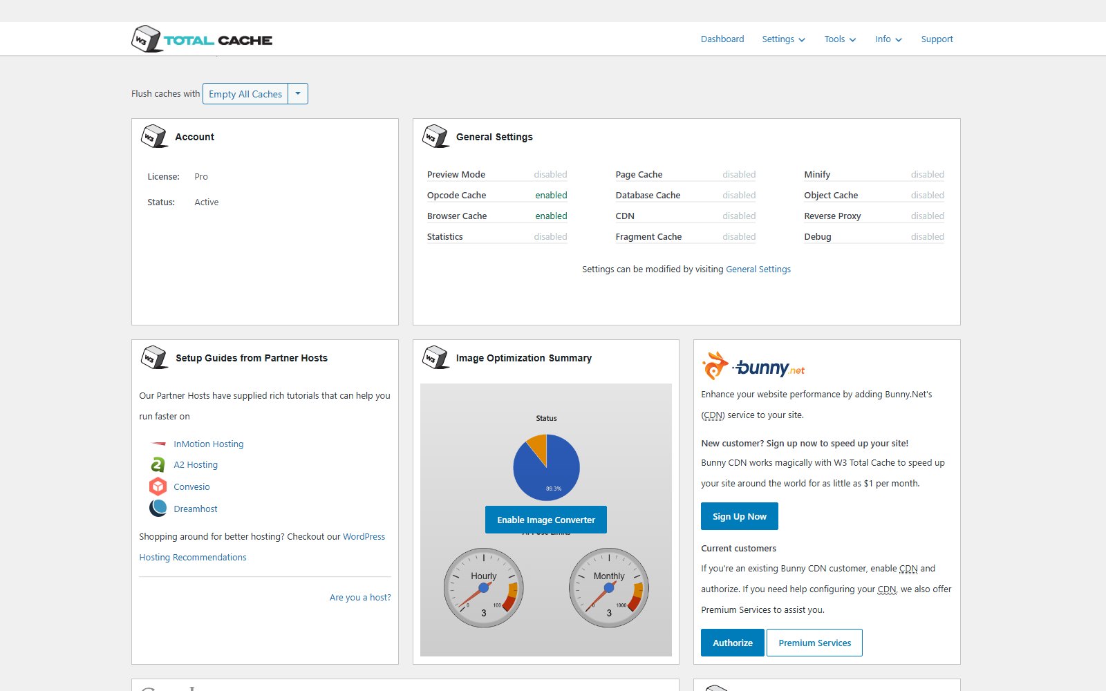 Plugin W3 Total Cache Pro Dashboard-Panel des Plugins W3 Total Cache mit einer Übersicht über den Status der Cache-Module und Informationen zur aktiven Pro-Lizenz